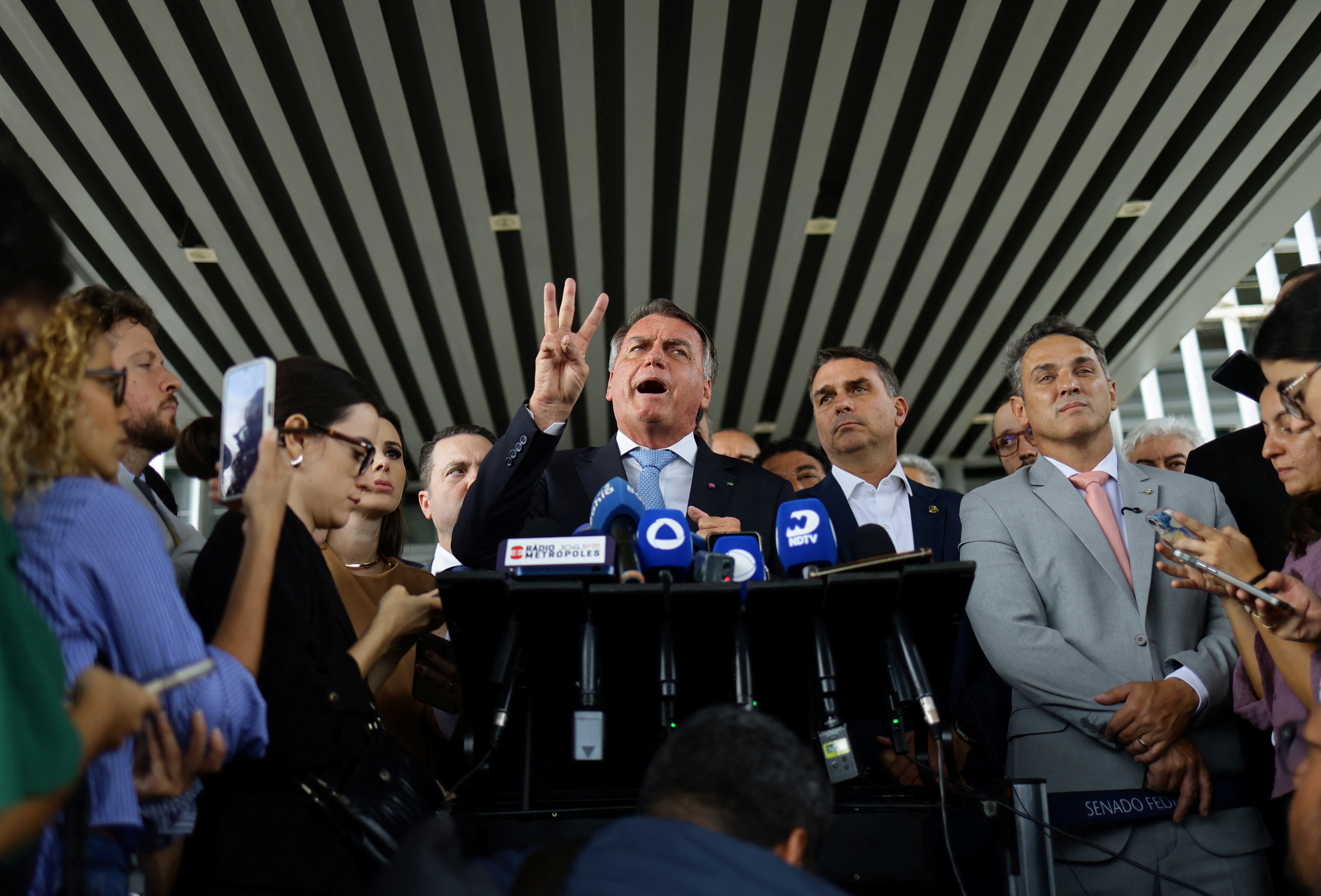 Bolsonaro abandona roteiro, adota 'modo cercadinho' e dispara ataques após virar réu por tentativa de golpe