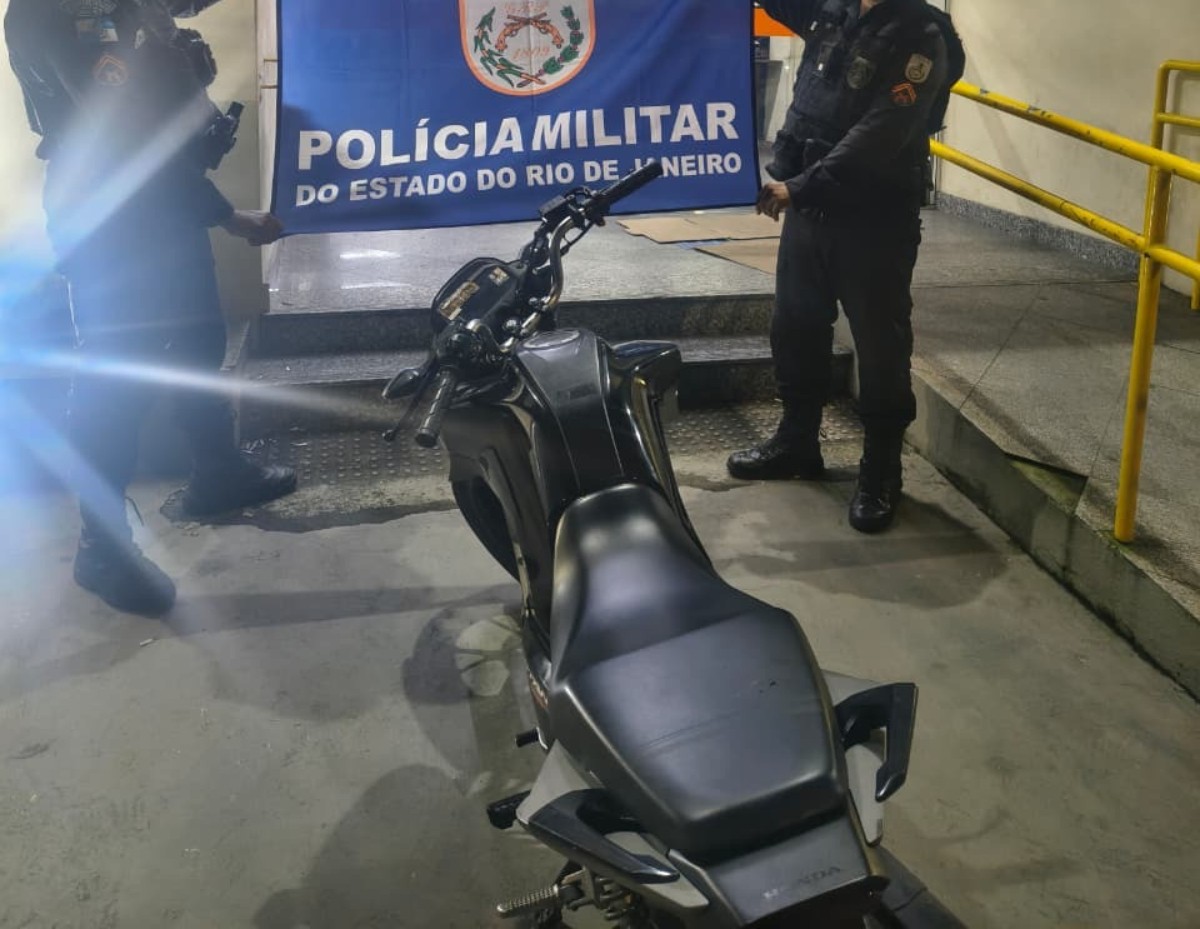 Homem é detido com moto ligada à facção criminosa em Angra dos Reis
