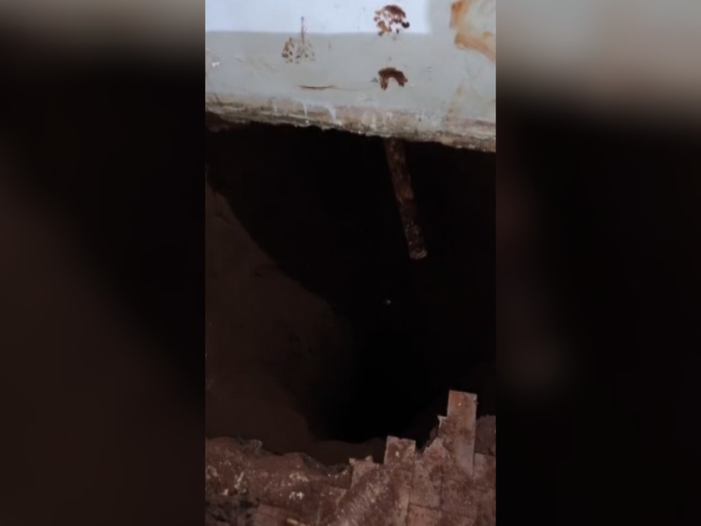 Mãe e filha morrem ao caírem em fossa após piso da casa desabar, no Paraná — Foto: Conexão Revista