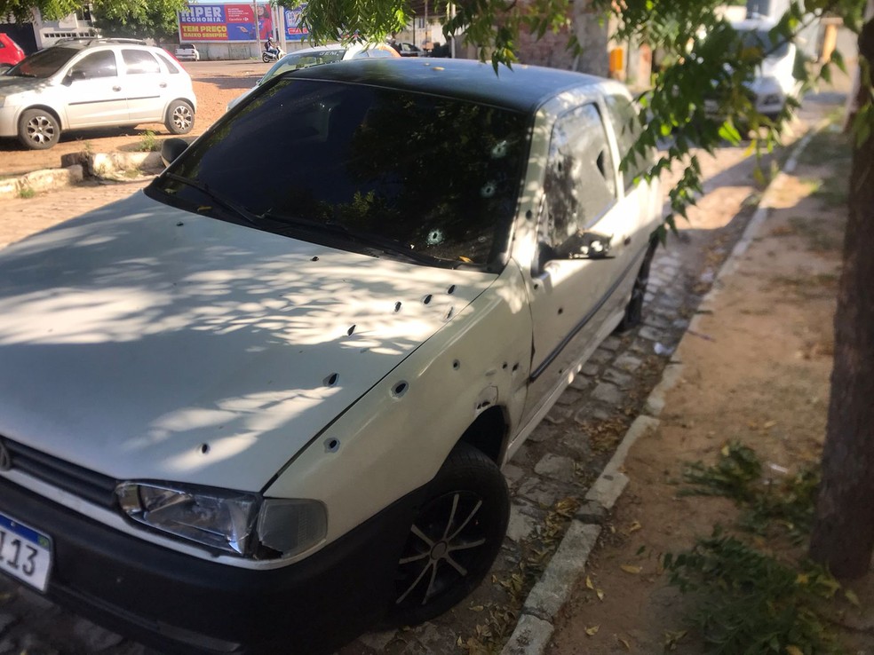 Carro crivado de balas após atentado em Mossoró — Foto: Flávio Soares/Inter TV Costa Branca