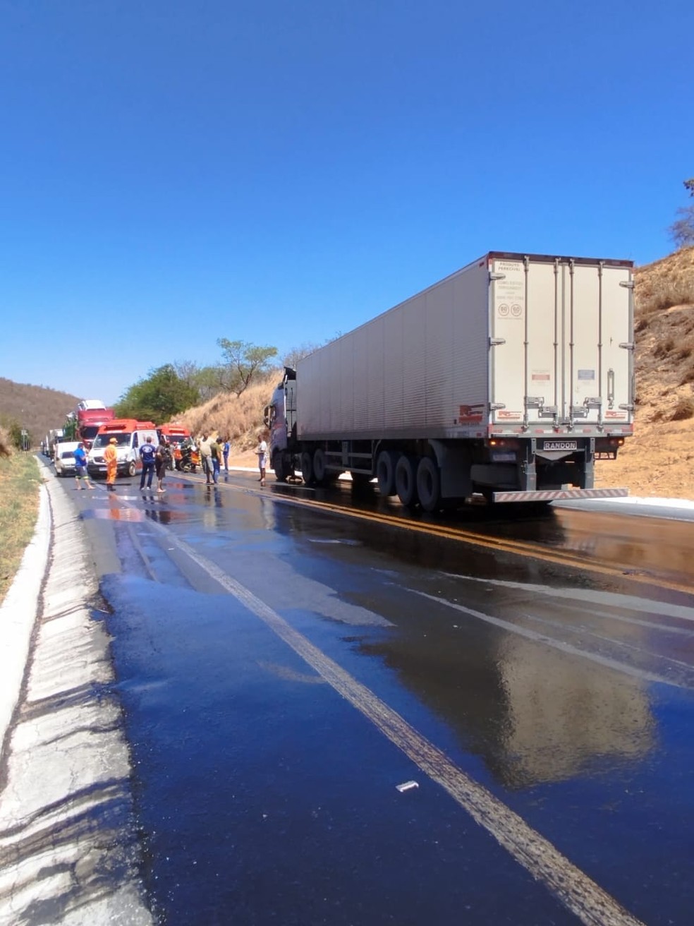 BR-251 é liberada após 23 horas de interdição nos dois sentidos; carreta de  combustível tombou em Francisco Sá, Grande Minas