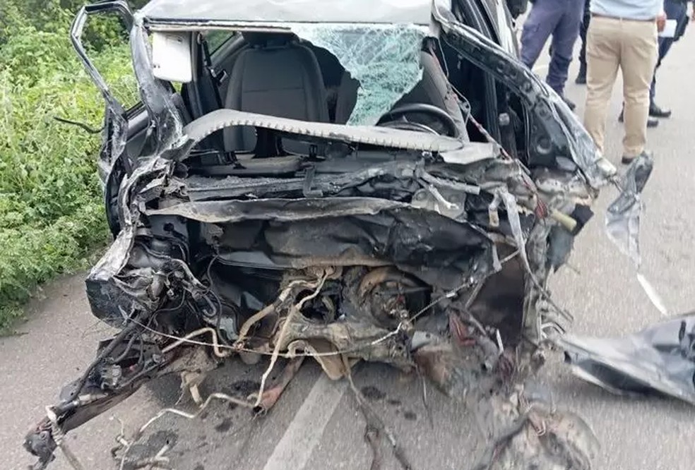 Carro de fisioterapeuta ficou destruído após colisão com caminhão na AL-220, em Delmiro Gouveia — Foto: Redes sociais