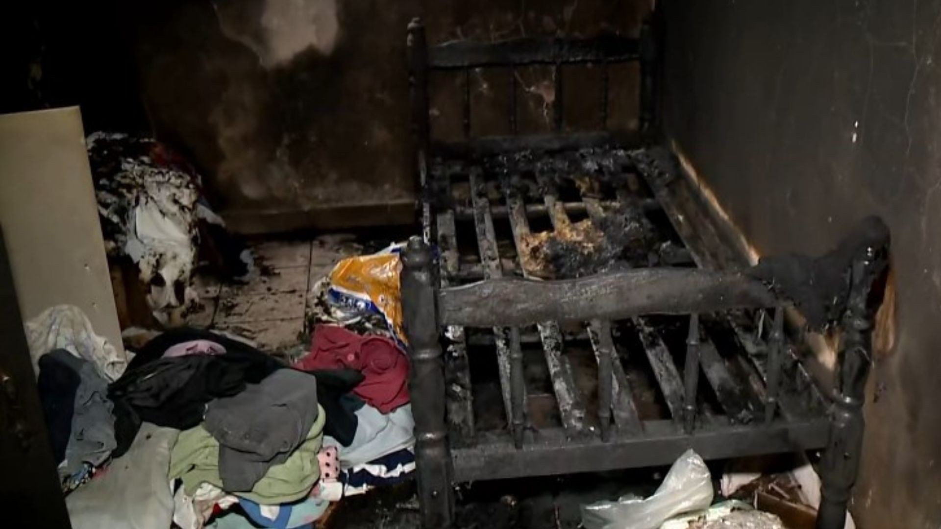 Irmãos morrem queimados após incêndio em residência no Morro do Quadro, em Vitória