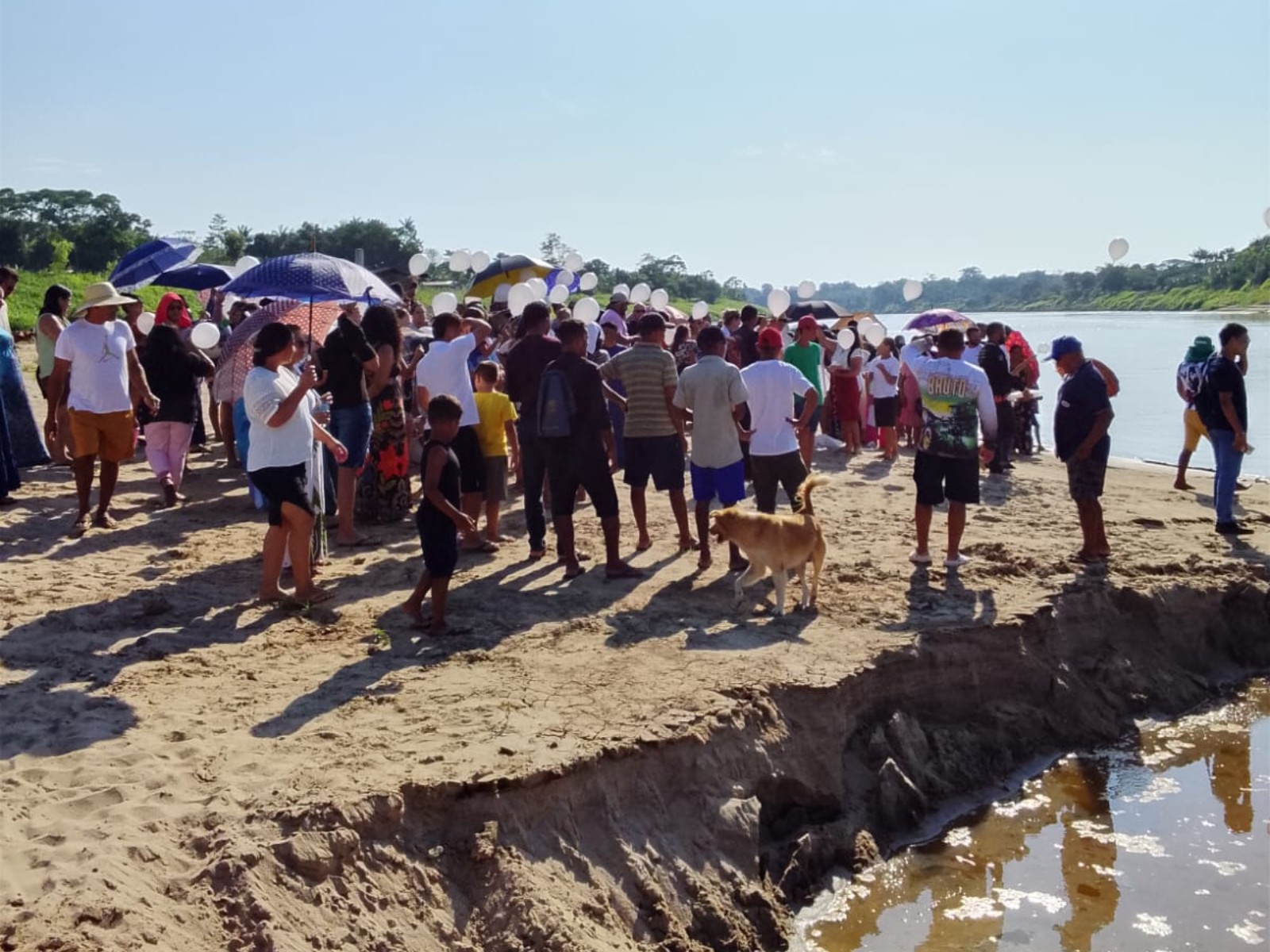 Família e bombeiros soltam balões em praia no AC em homenagem a criança de 8 anos que sumiu em rio; VÍDEO