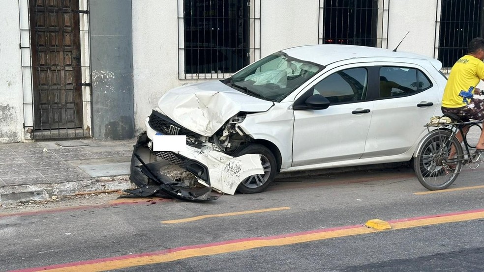 Três pessoas ficaram feridas em colisão entre carro de aplicativo e veículo particular em Fortaleza. — Foto: Leábem Monteiro/ SVM