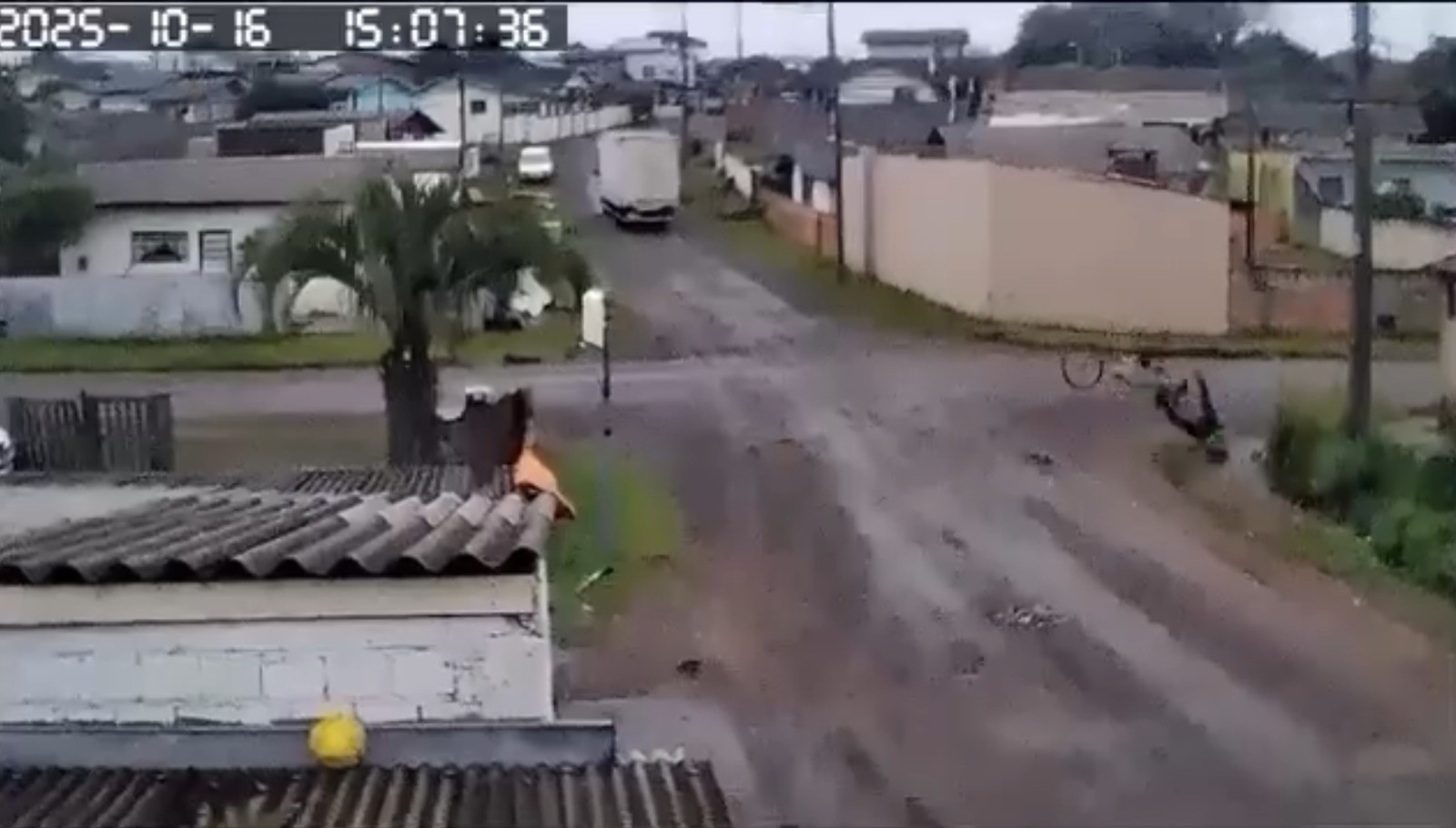 VÍDEO: idoso 'voa' após caminhão se enroscar em fio e arrastar bicicleta