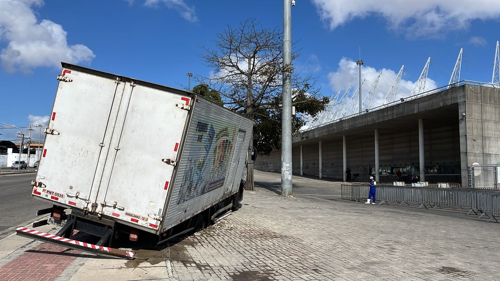 Urgente! Caminhão de Gelo Afunda na Calçada da Arena Castelão ao Vivo: Veja o Vídeo Chocante!