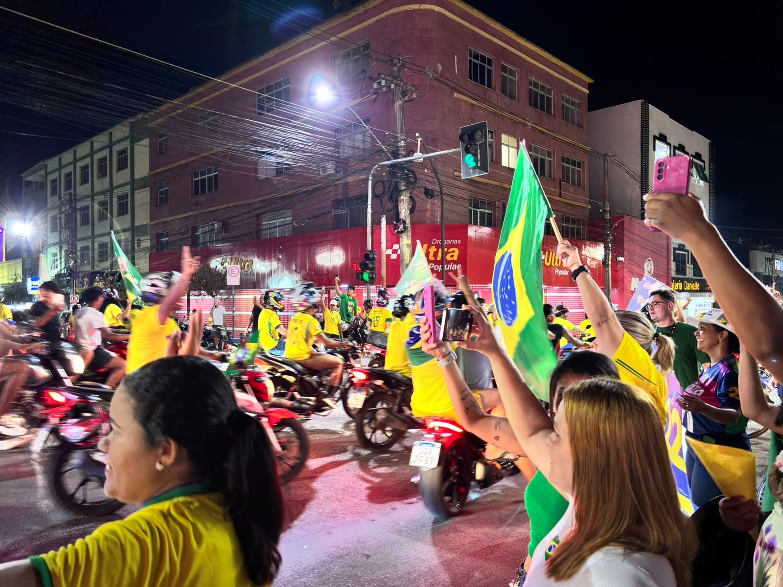 Apoiadores de Flávio Bolsonaro fazem carreata na véspera do 2º turno no AC