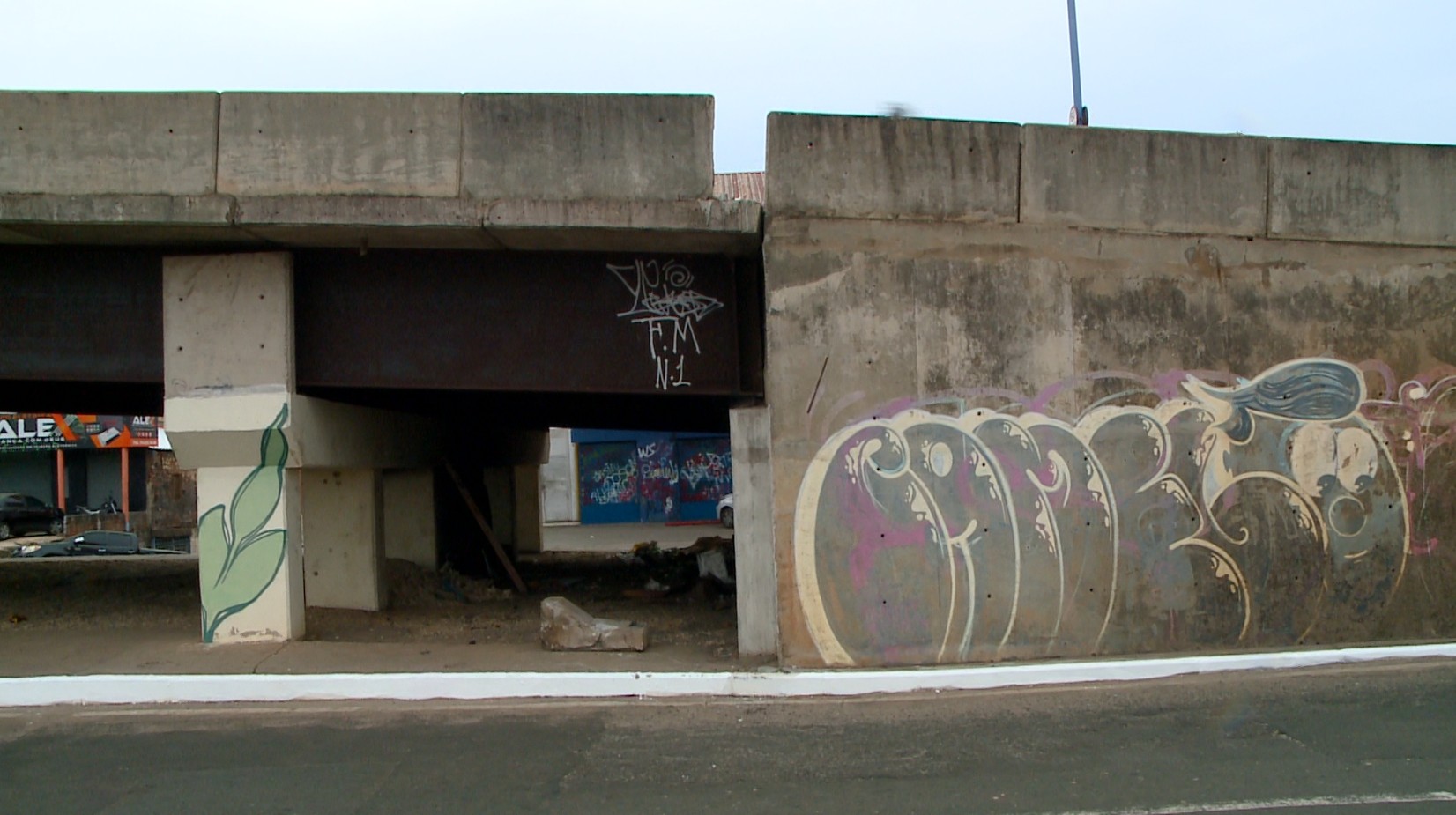 Bloco de concreto cai de elevado em avenida de Teresina