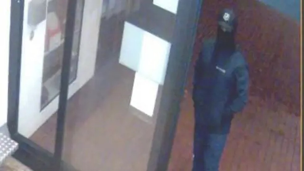 Outro dos criminosos flagrado pelas câmeras de segurança no estacionamento — Foto: Polícia de Gelsenkirch