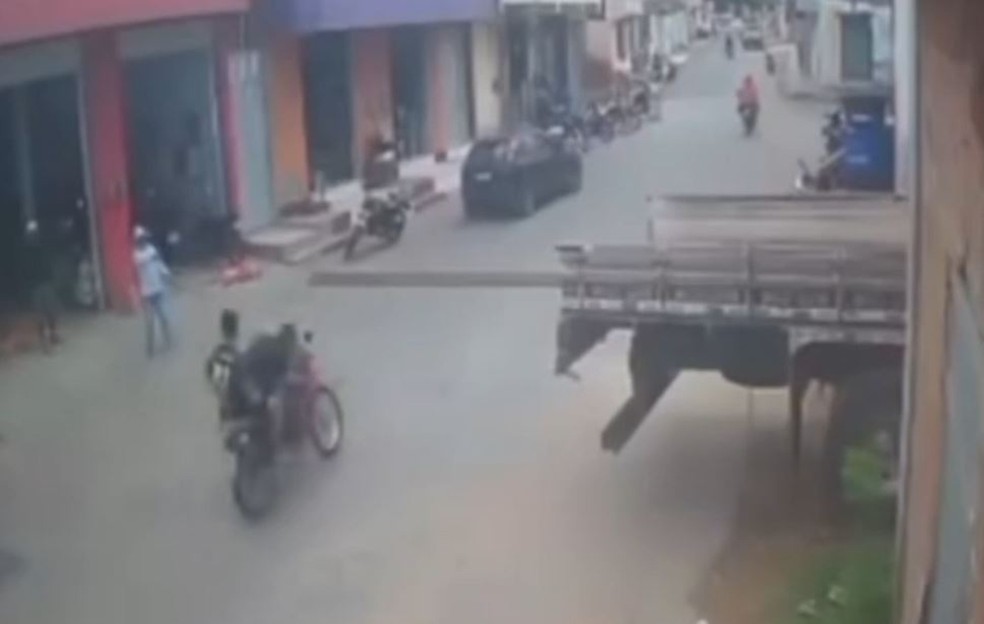 Adolescente cai de garupa de moto após ser atingido por treliças de ferro que estavam em caminhão, no Ceará — Foto: Reprodução