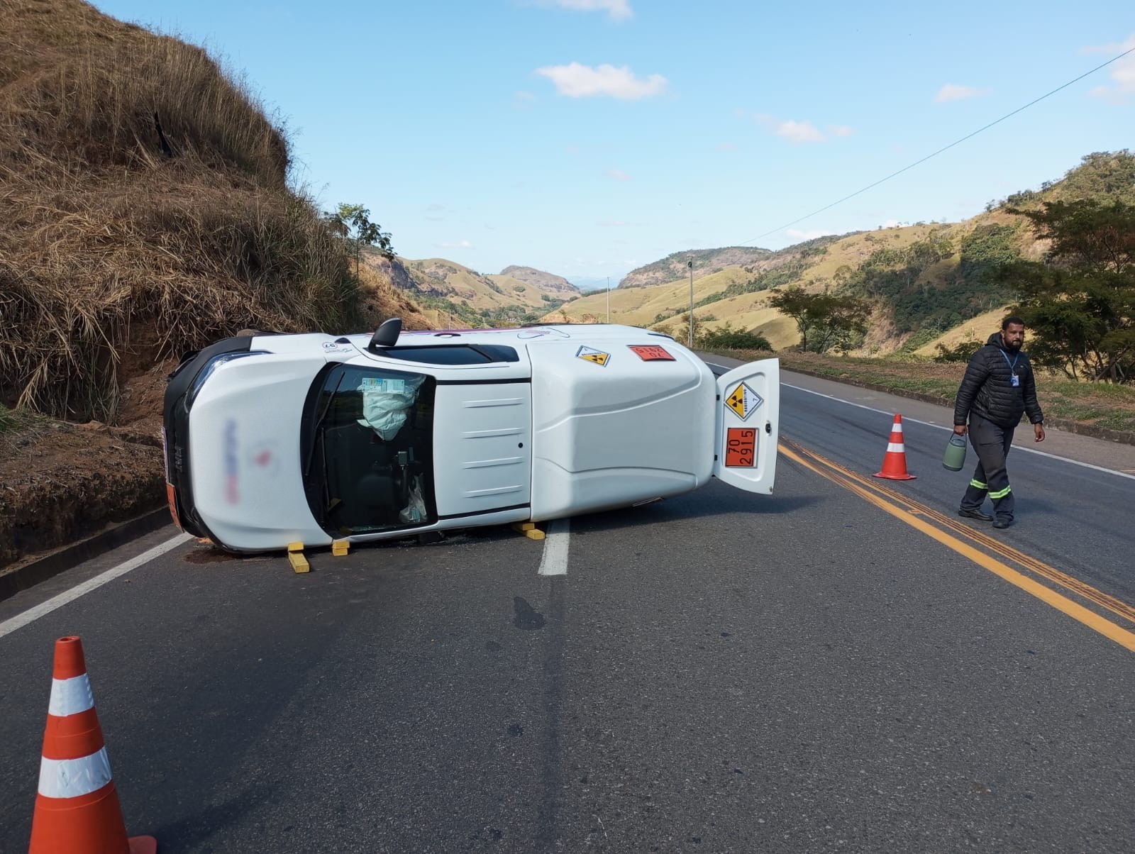 Caminhonete com carga radioativa tomba na BR-116; motorista sai ileso