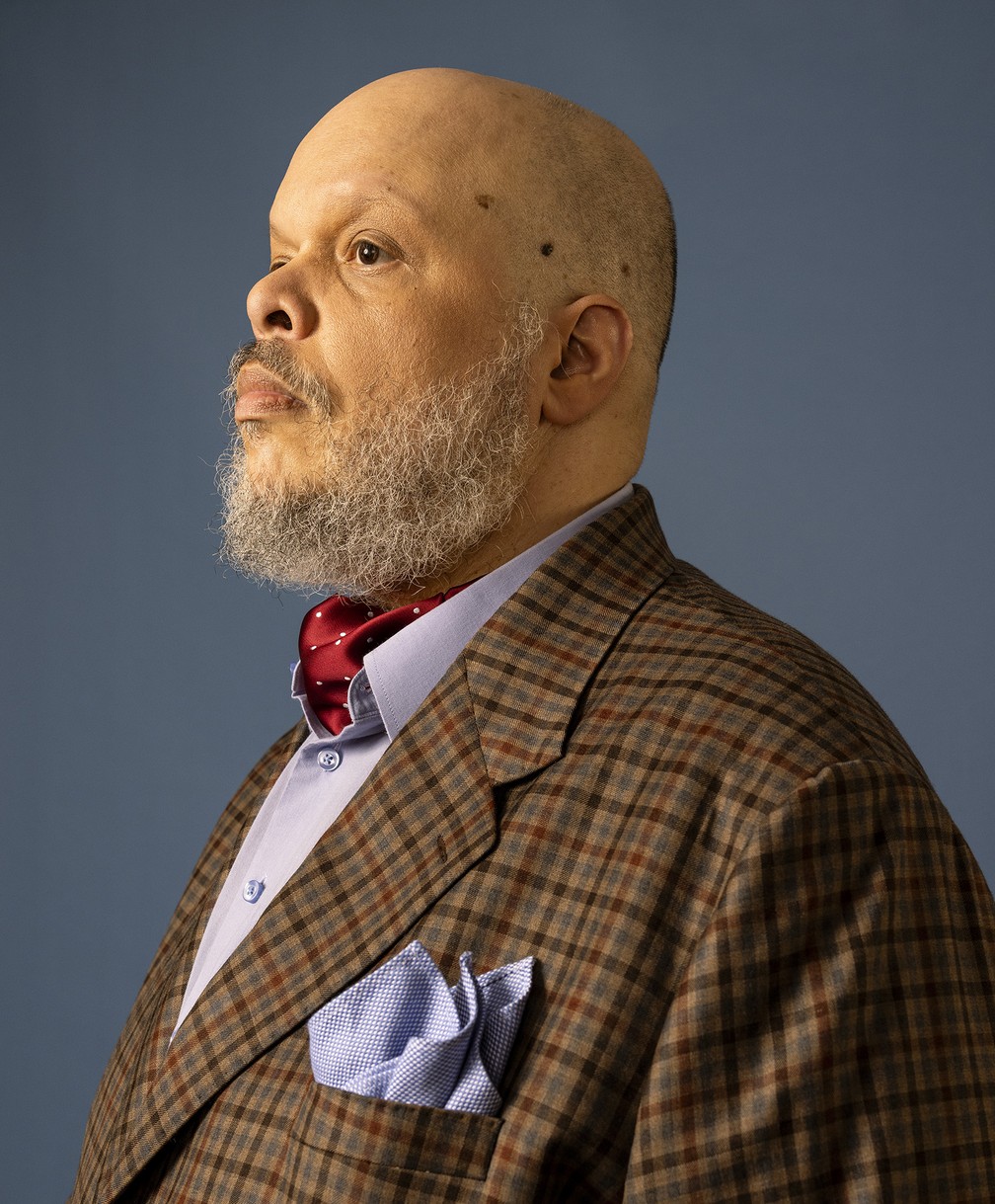 Ed Motta flerta com a bossa nova na música 'Casa de frente pro mar', uma das faixas do álbum autoral que lançará em 25 de setembro — Foto: Jorge Bispo / Divulgação