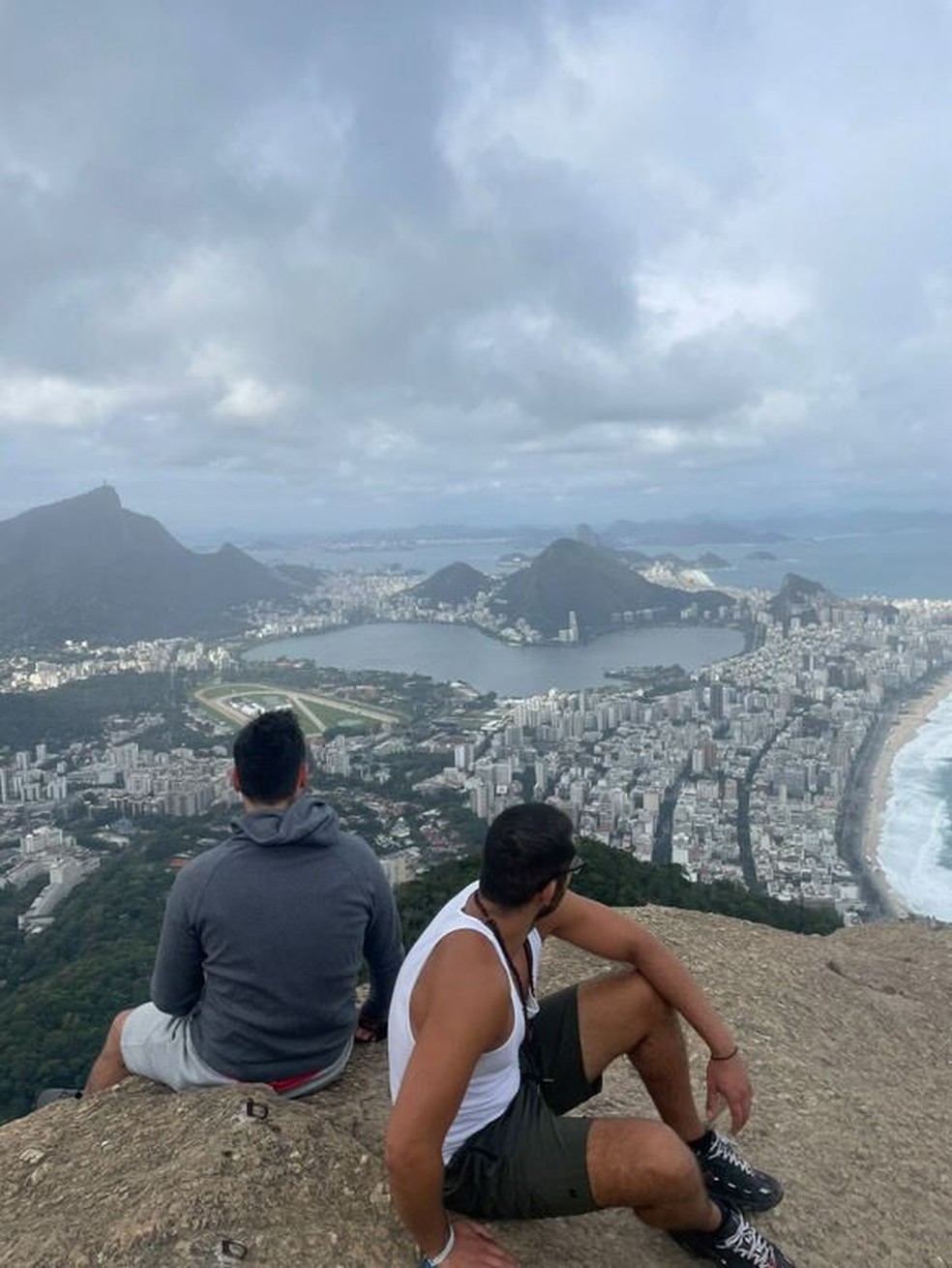 Britânicos fizeram a trilha do Dois Irmãos, que passa pelo Vidigal — Foto: Arquivo pessoal