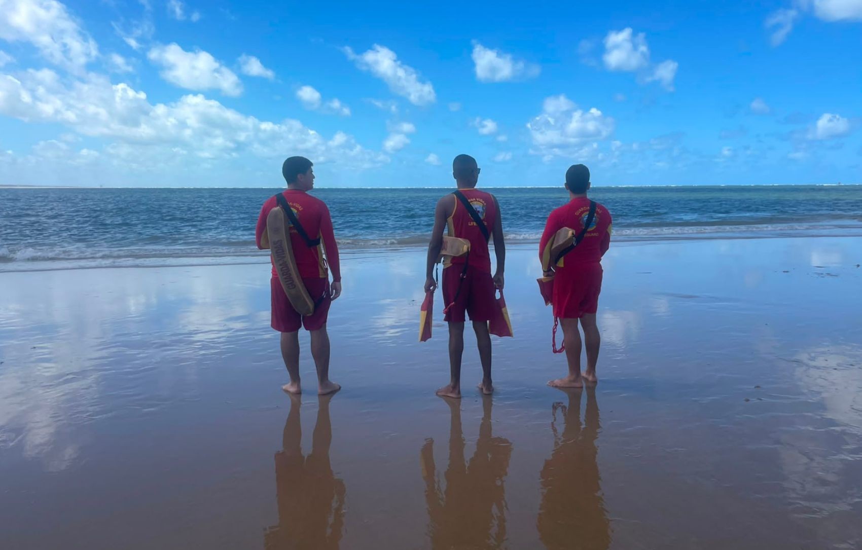 Bombeiros fazem buscas por adolescente que desapareceu após mergulho em praia de Aracaju