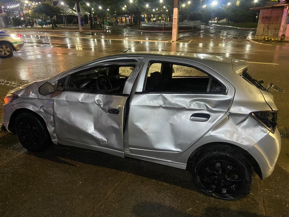Carro que provocou atropelamento de quatro pessoas em Abreu e Lima foi depredado pela população — Foto: Reprodução/WhatsApp
