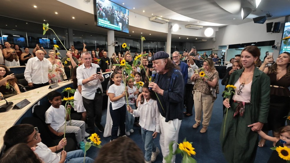 Depois do tributo, Alceu cantou com crianças presentes na homenagem. — Foto: André Lima/CMFor.
