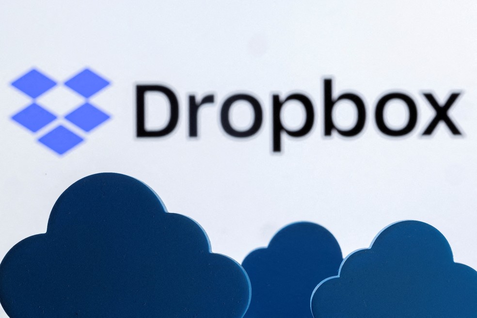 Nuvens são vistas em frente ao logo do Dropbox nesta ilustração tirada em 27 de fevereiro de 2022 — Foto: REUTERS/Dado Ruvic/Ilustração/Foto de arquivo