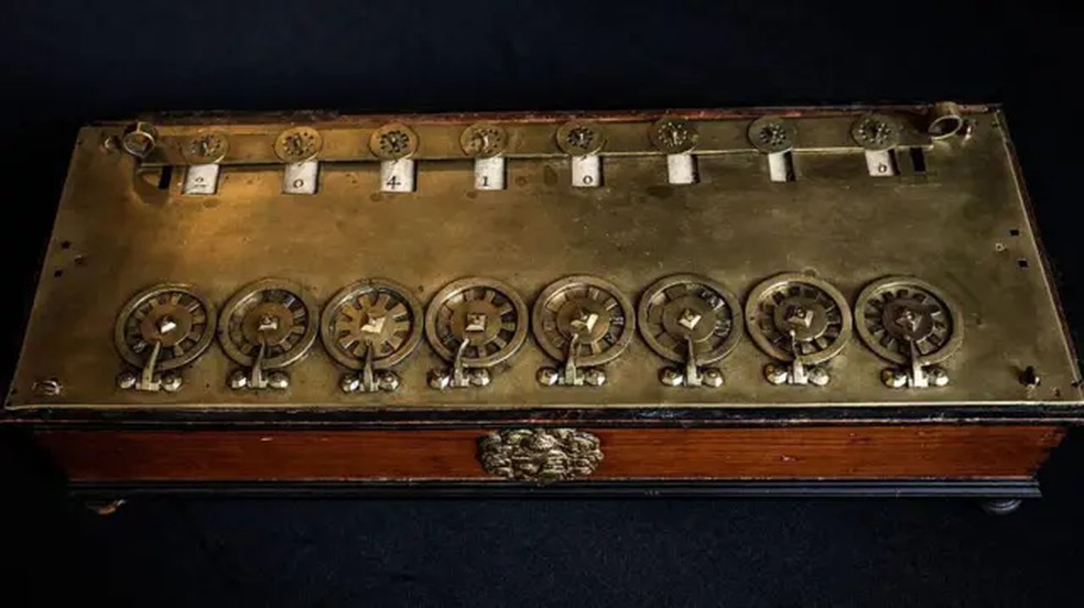 A pascalina podia somar, subtrair, multiplicar e dividir. O exemplar em questão mede 36 × 12,5 × 6,5 cm — Foto: Getty Images/BBC