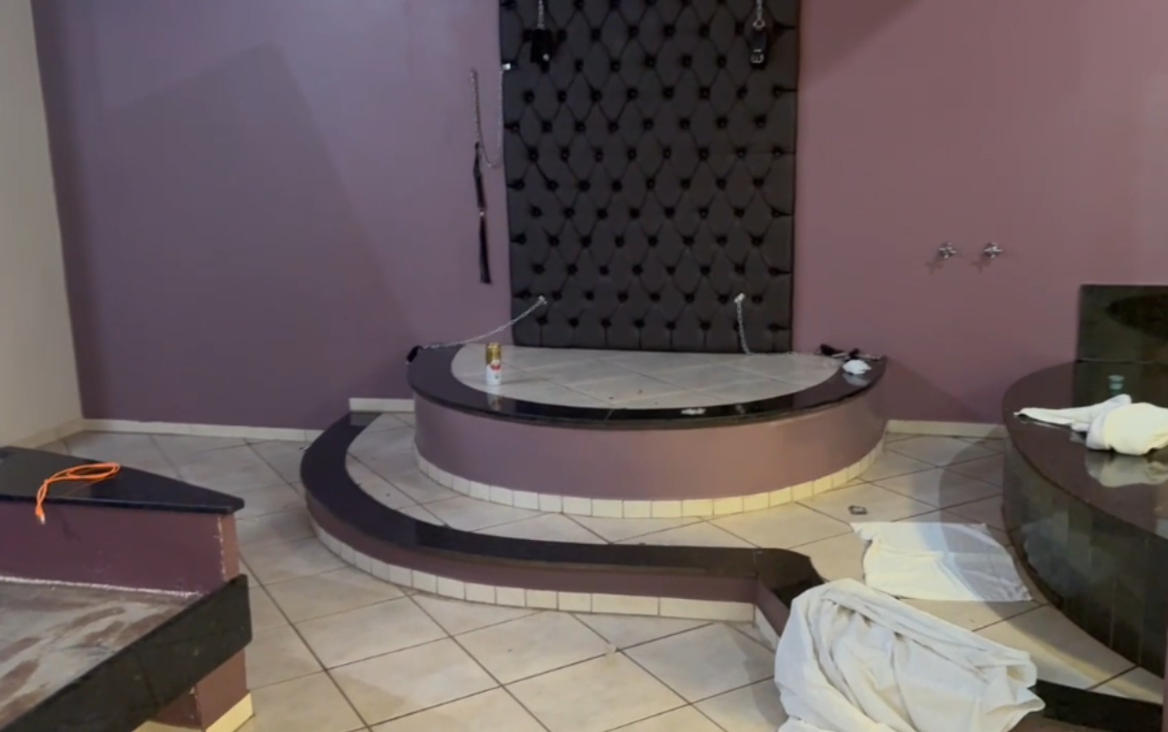Homem é agredido por criminosos e mantido refém em quarto de motel em Ribeirão Preto, SP