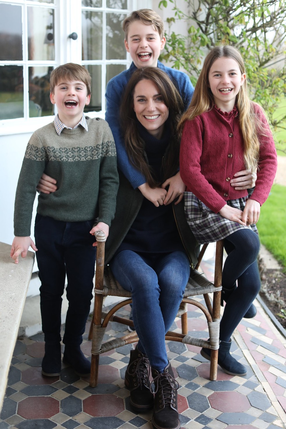 A foto de Kate Middleton ao lado dos filhos Louis, George e Charlotte feita para o Dia dos Mães que a princesa de Gales reconheceu ter sido editada.  — Foto: Príncipe William/Palácio de Kensington
