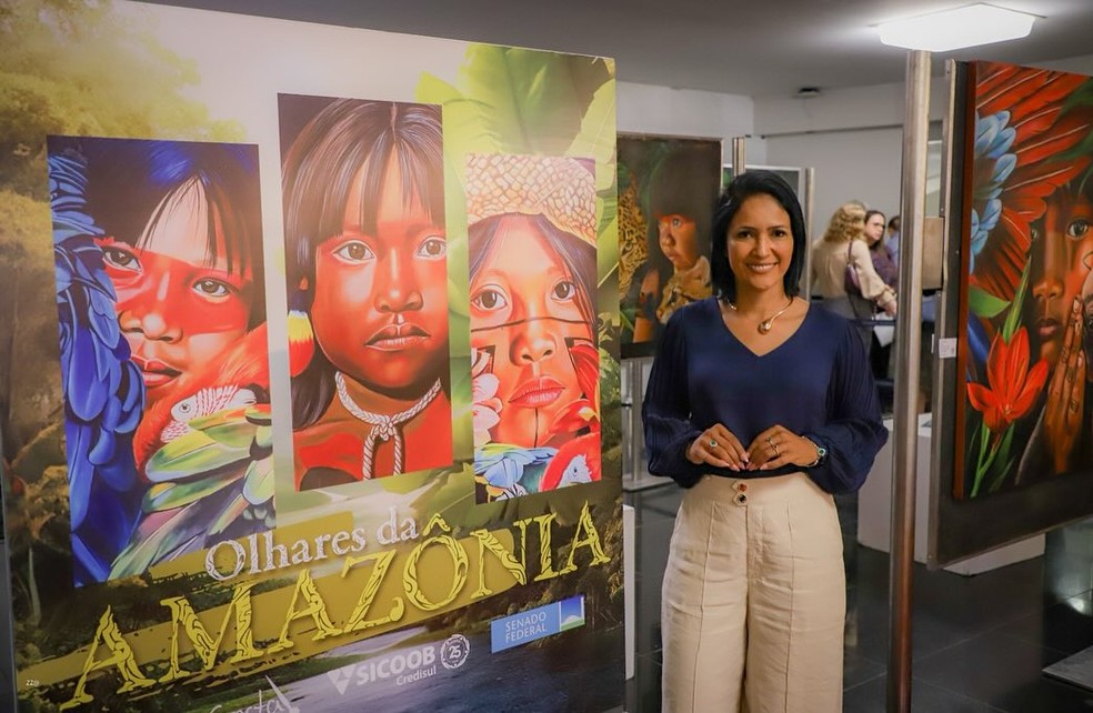 Edina Costa no Senado Federal com Exposição “Olhares da Amazônia” — Foto: Reprodução/acervo pessoal