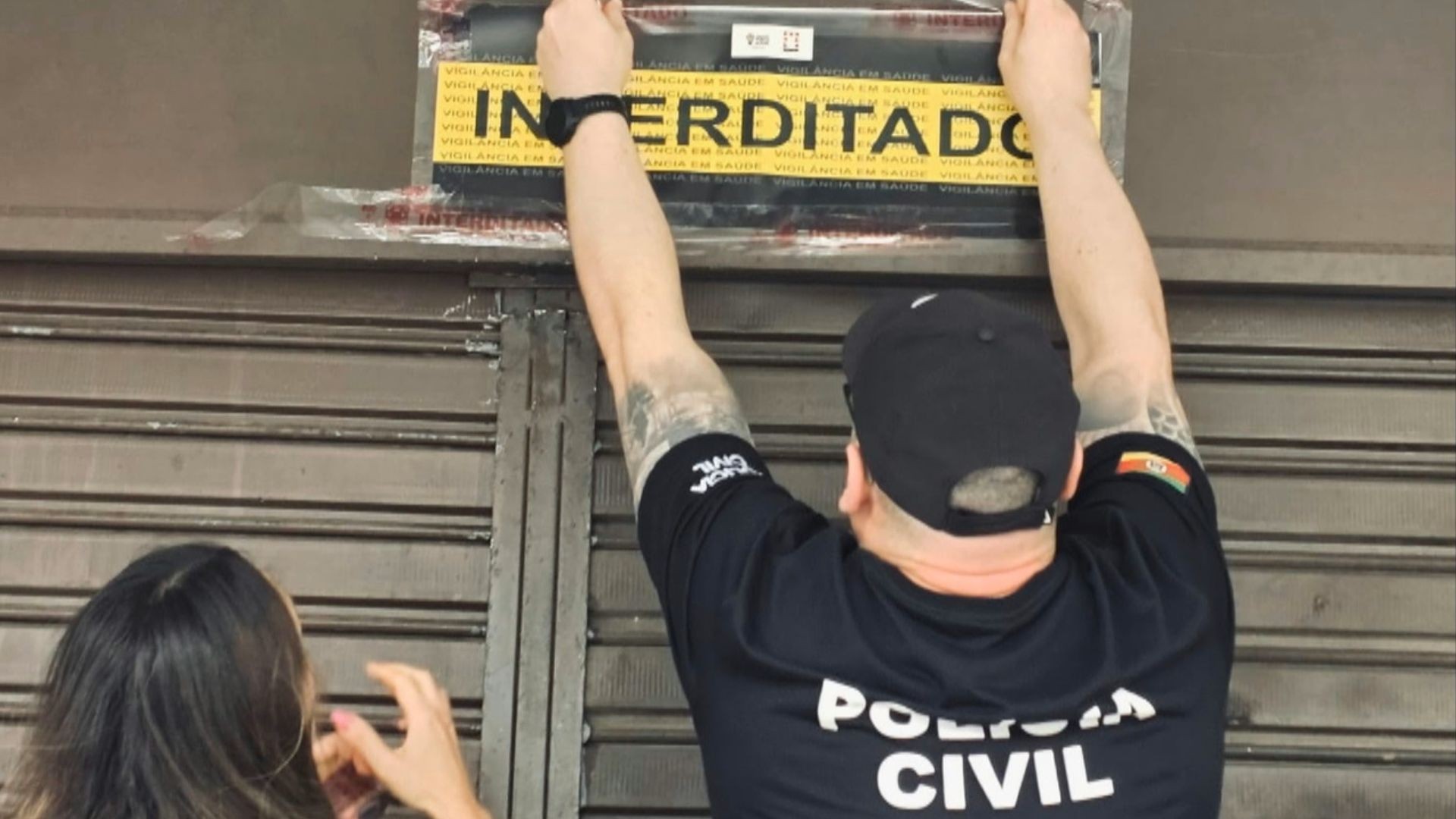 Fezes e urina de roedores, produtos vencidos e problemas de higiene: cliente encontra rato morto em bolo — Foto: Imagem cedida/ Polícia Civil