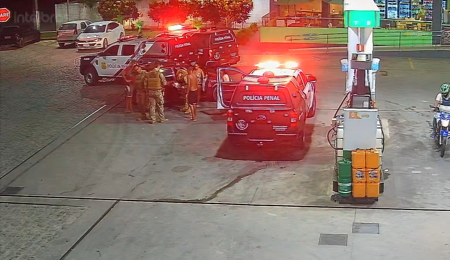 VÍDEO: Bebê engasga, família encontra viatura abastecendo e policiais salvam recém-nascida em AL