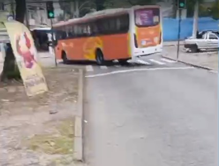 Criminosos usam ônibus como barricadas durante operação policial no Quitungo, em Brás de Pina
