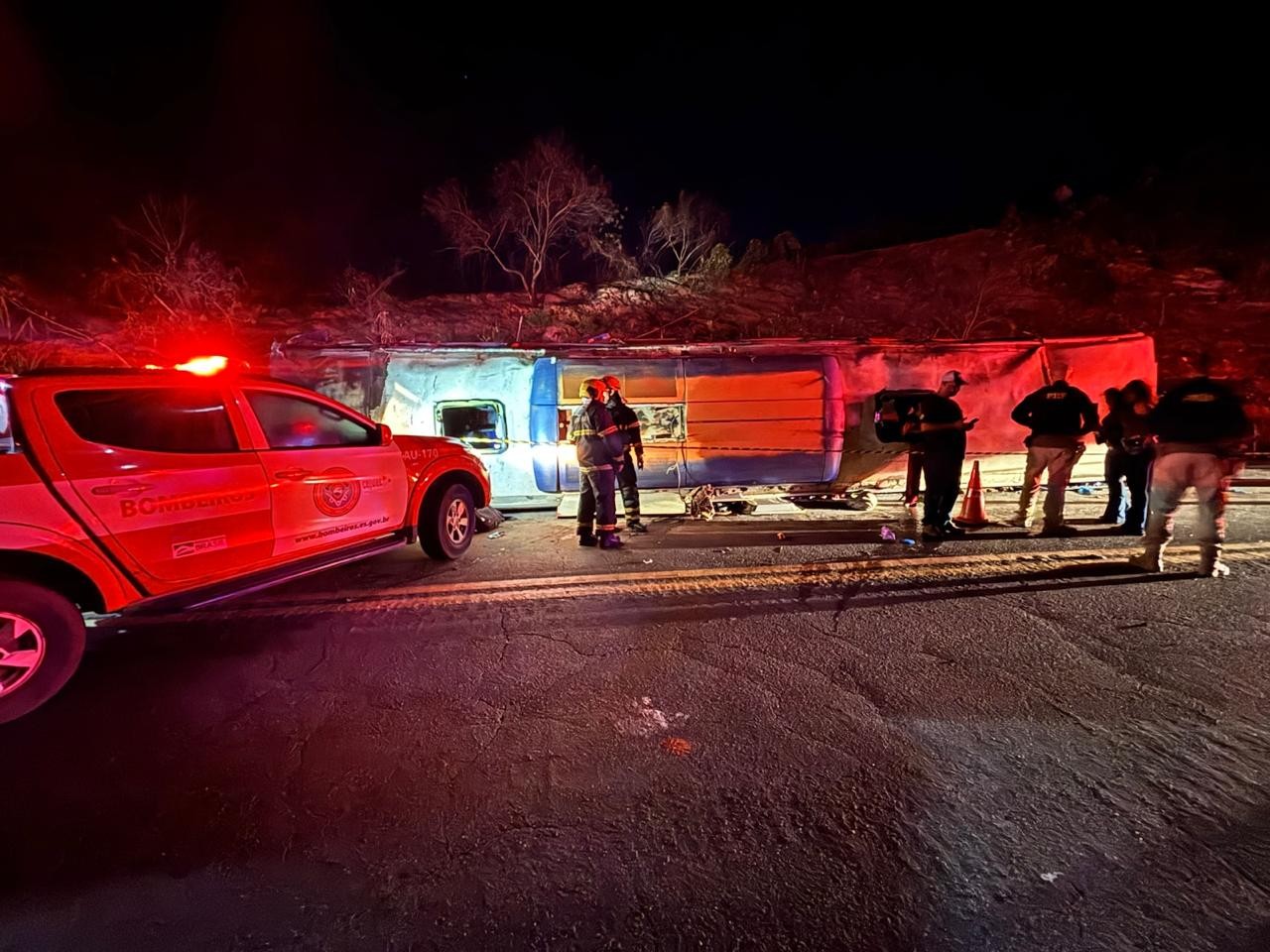Acidente com ônibus deixa 3 mortos e 44 feridos na BR-262 no Espírito Santo