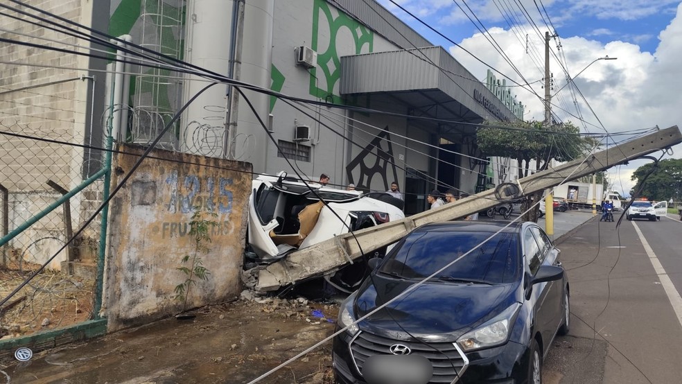 Homem perde o controle de carro, derrapa e capota veículo em Araçatuba (SP) — Foto: Felipe Nunes/TV TEM