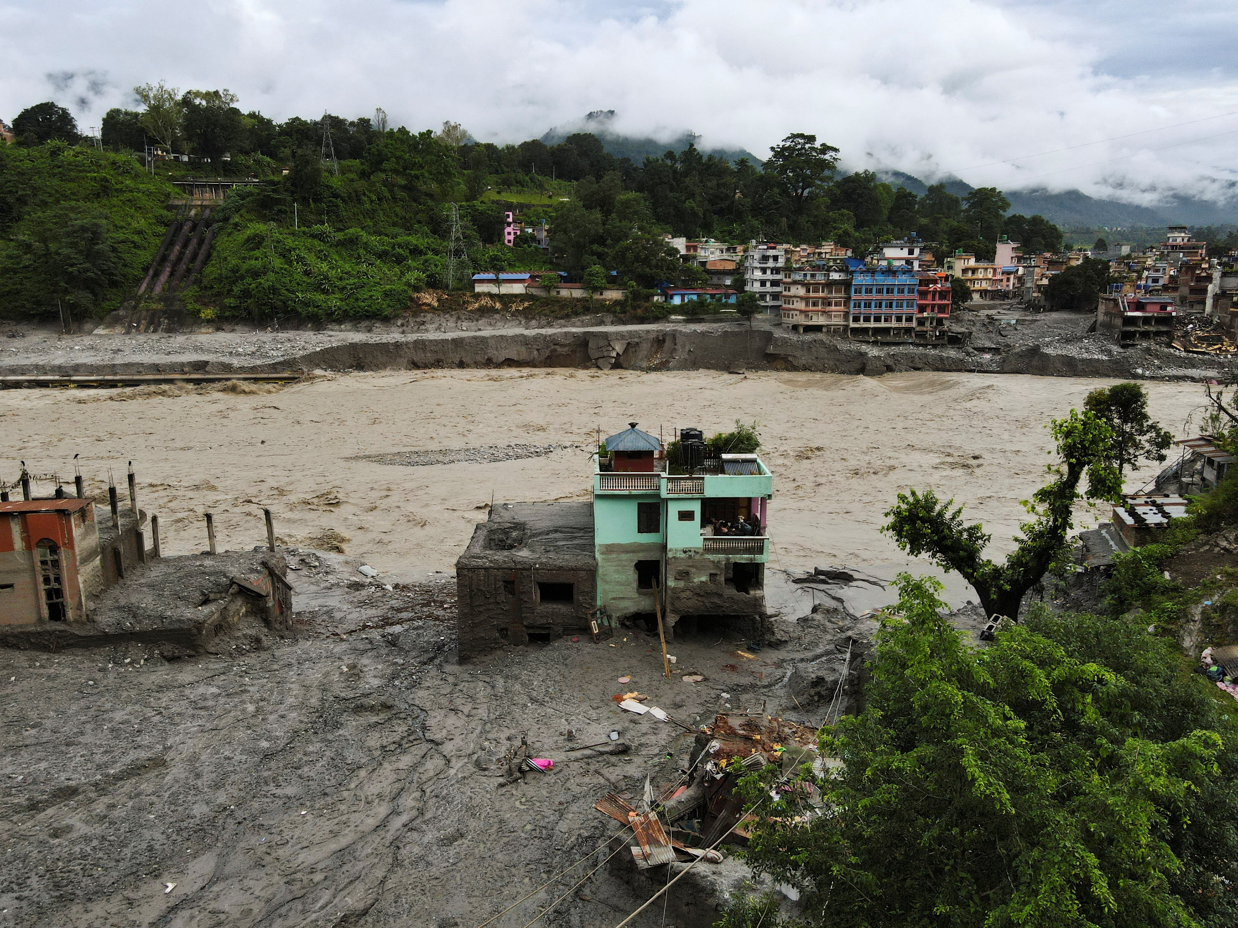 Número de mortos em enchentes no Nepal passa de 1.100; turistas desaparecidos conseguem contato