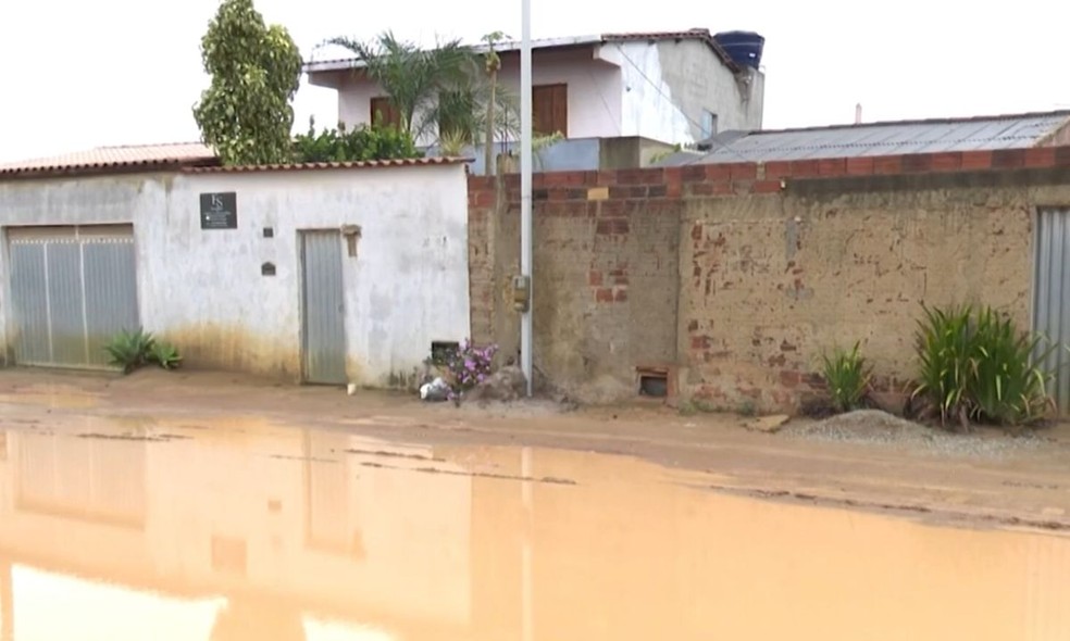 Chuva alaga ruas sem pavimentação em Vitória da Conquista e causa transtornos a moradores — Foto: Reprodução/TV Sudoeste