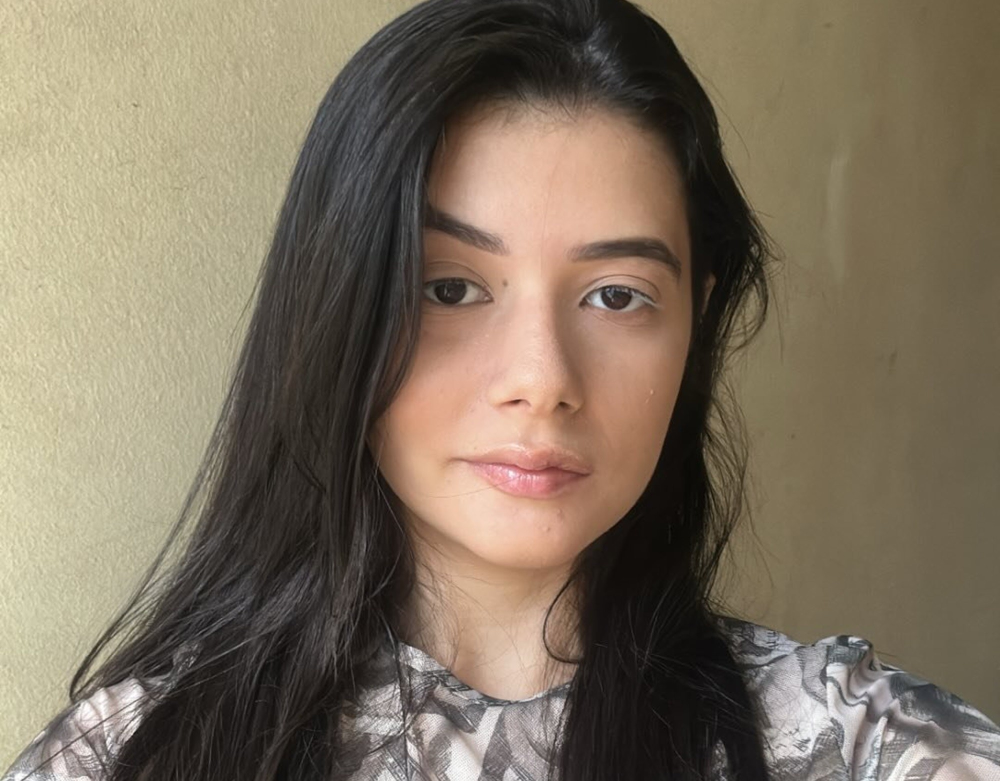 Jovem é morta a facadas por causa de discussão na internet; duas mulheres são presas em flagrante