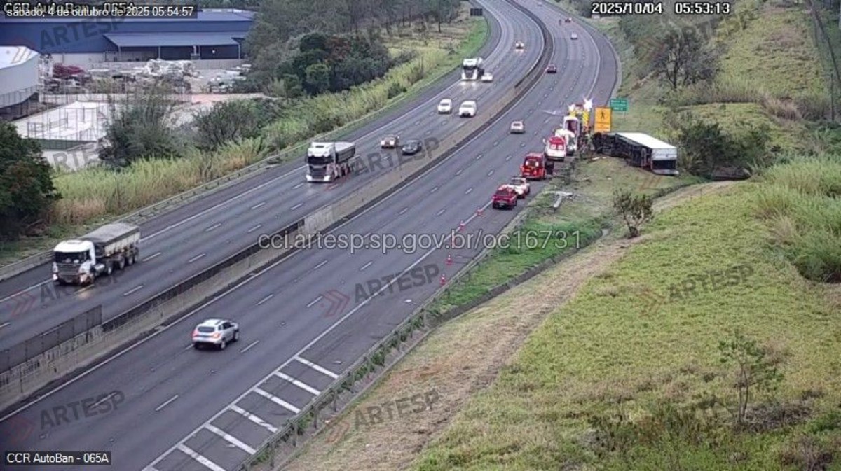 Motorista morre ao perder controle e tombar carreta em rodovia de Jundiaí