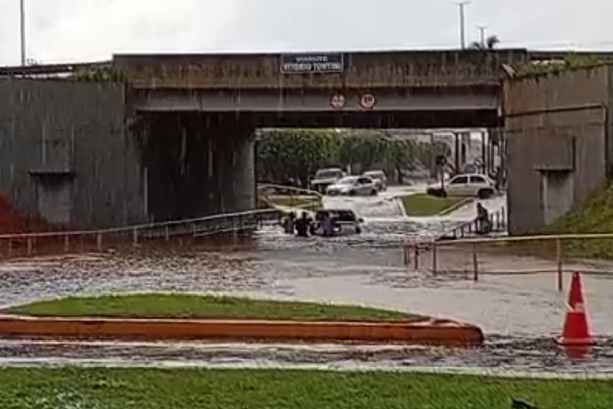 VÍDEO: temporal alaga ruas e deixa caminhonete submersa em Chapadão do Sul