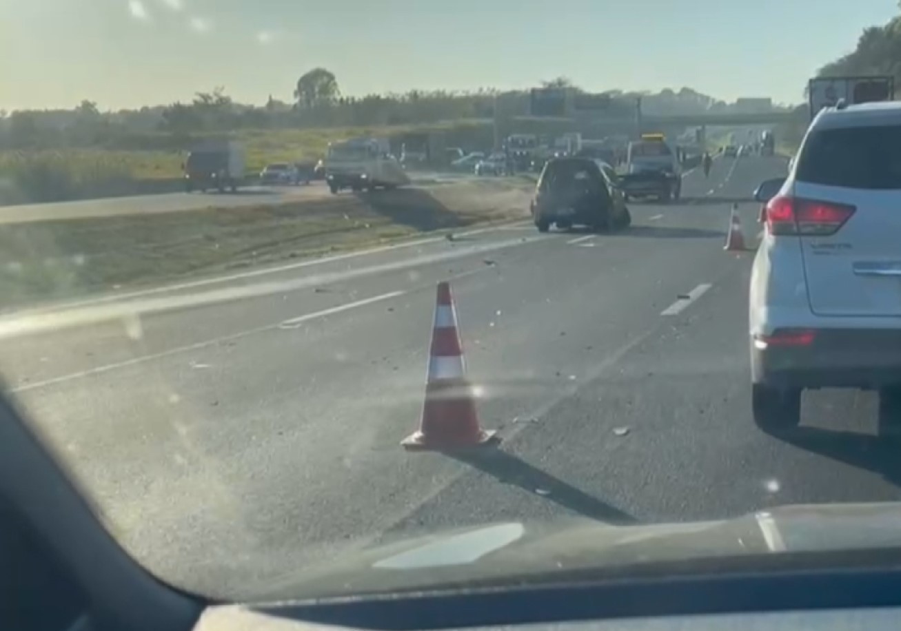 Trecho da Bandeirantes no interior de SP registra acidentes ao mesmo tempo nos dois sentidos
