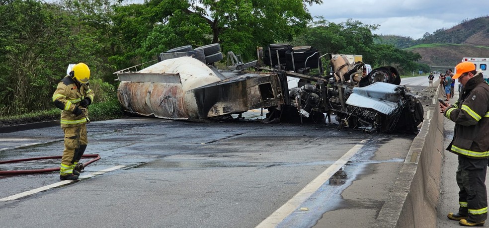Carreta tomba, pega fogo e interdita BR-040, em Juiz de Fora — Foto: Robson Panzera/TV Integração