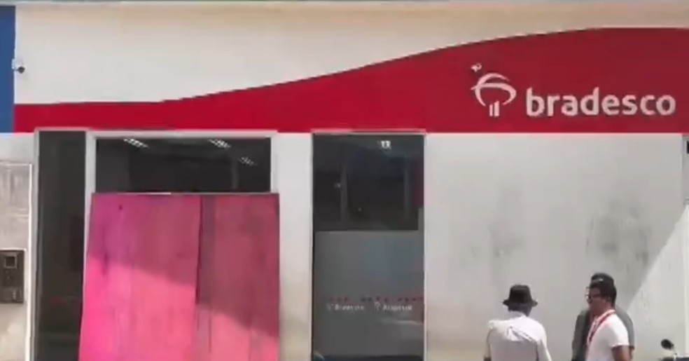 Agência bancária foi arrombada na Bahia — Foto: Reprodução/TV Bahia