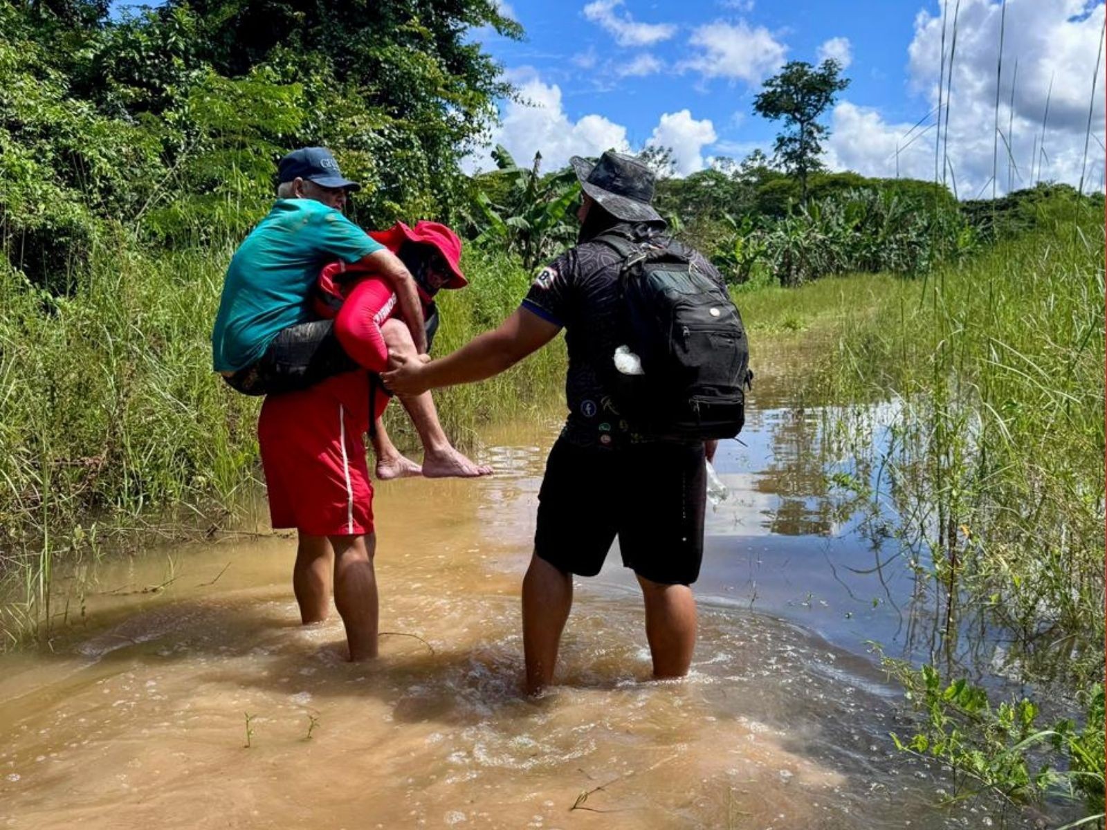VÍDEO: Idoso é resgatado e levado nas costas de bombeiro após ficar mais de 5 horas em área alagada no AC