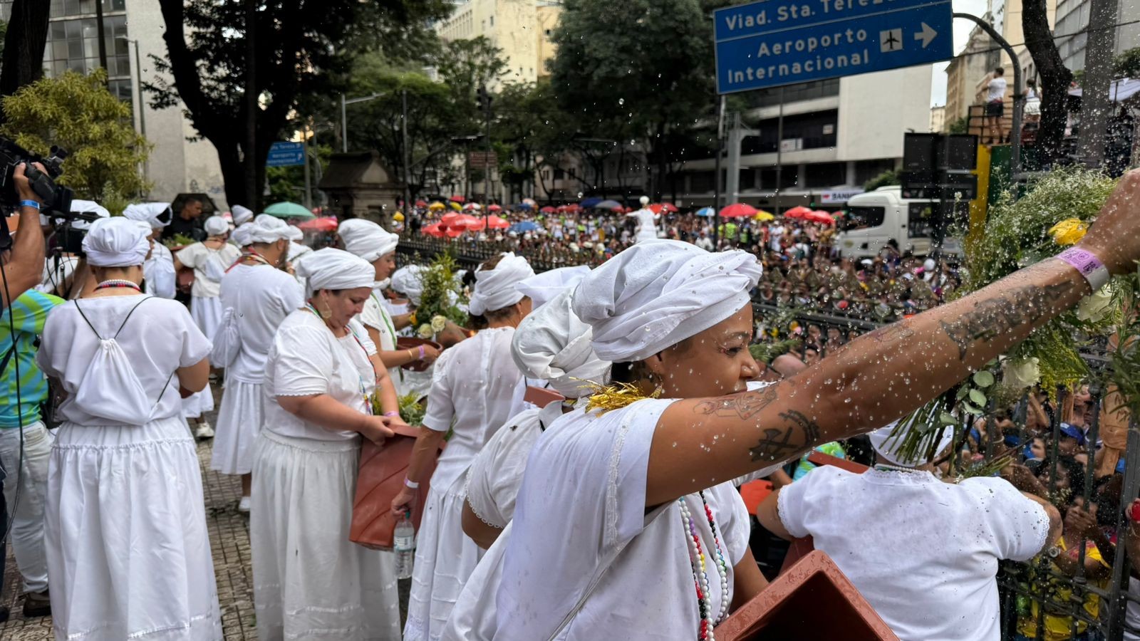 Bloco Baianas Ozadas, do carnaval de BH, inicia cortejo com tradicional lavagem da escadaria da Igreja São José nesta segunda-feira