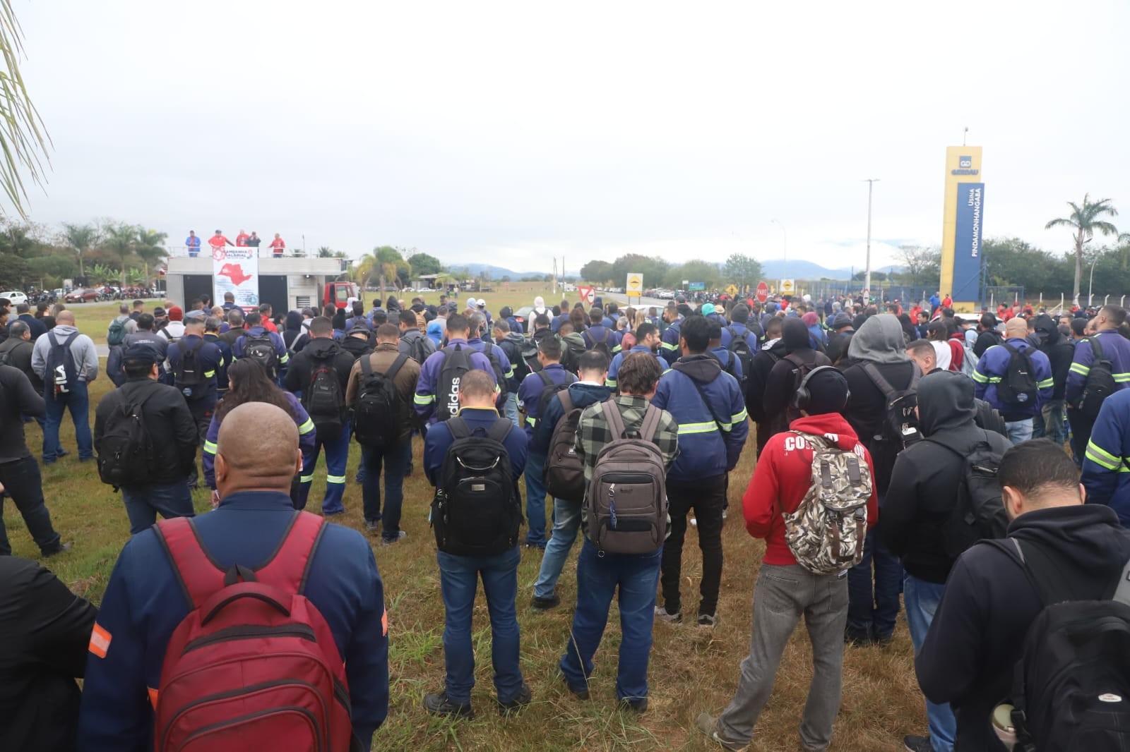 Funcionários da Gerdau protestam em defesa dos empregos, em Pindamonhangaba