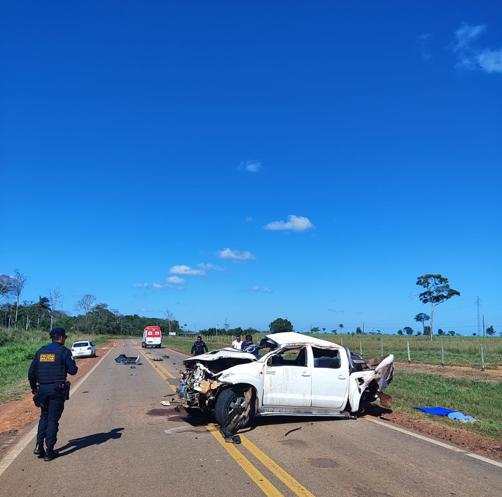 Caminhonete ficou destruída após capotamento na BR-317, neste domingo (25) — Foto: Arquivo/Polícia Militar 