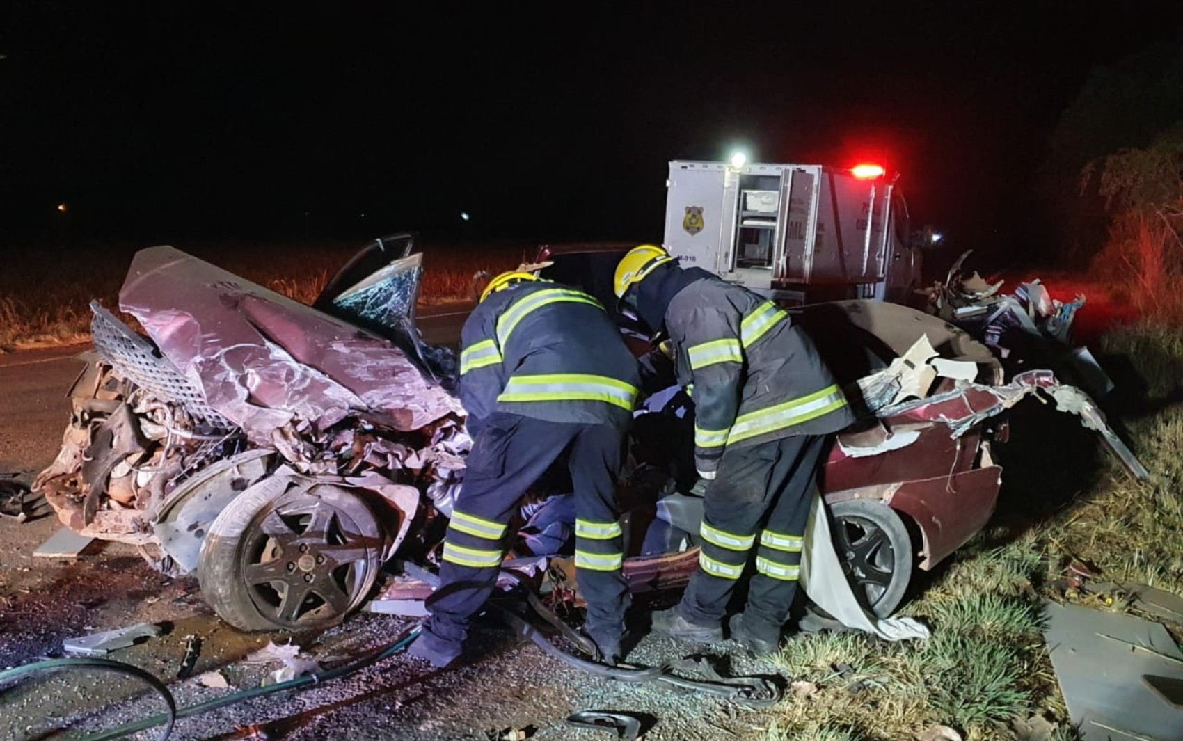 Acidente entre carro e ônibus mata motorista em Goiás