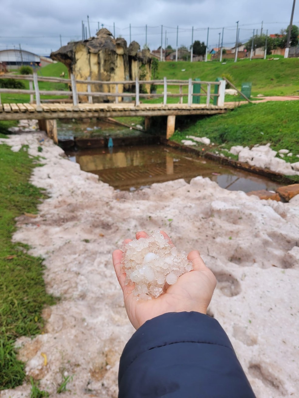 16 horas depois do temporal de granizo, pedras de gelo permanecem sem derreter em Ponta Grossa — Foto: Raphael Costa/RPC