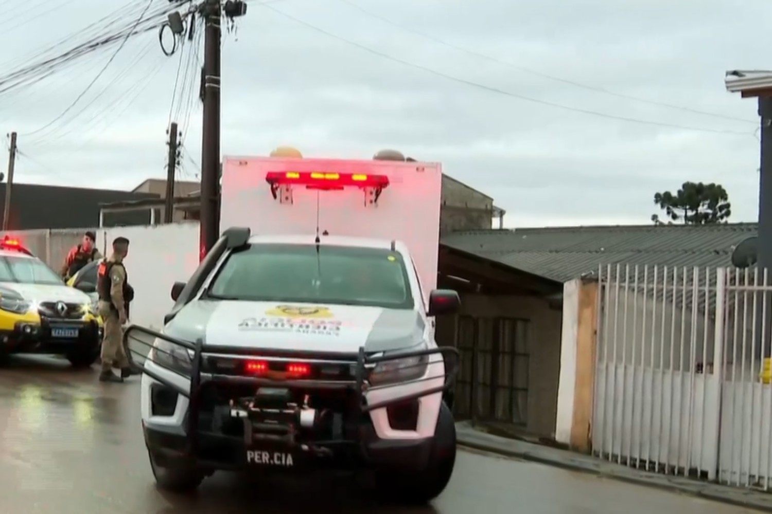 Mulher é morta pelo companheiro com golpe de foice e suspeito foge com filhos que presenciaram o crime na Grande Curitiba