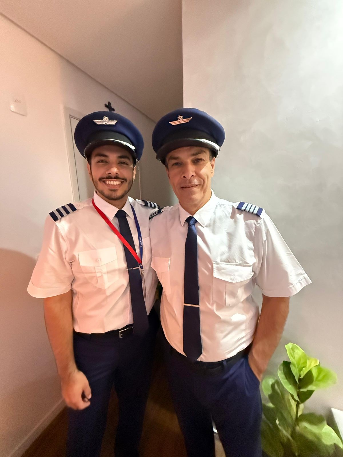 De pai para filho: Paixão pela aviação une pilotos da mesma companhia aérea