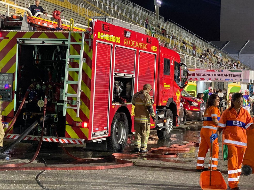 Bombeiros atuaram em carro alegórico do Império da Tijuca — Foto: Thaís Espírito Santo/g1