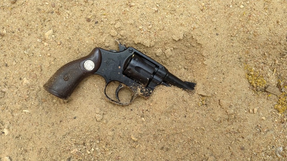 Arma deixada no chão no RN — Foto: Cedida