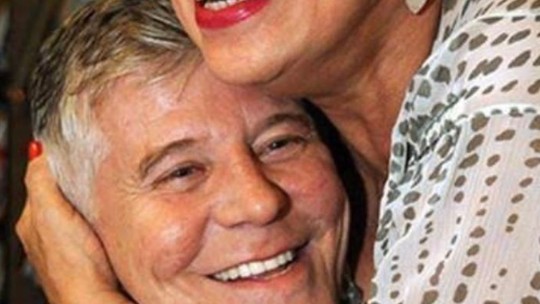 Miguel Falabella posta homenagem a Maria Carmem Barbosa, autora de 'Sai de baixo': 'Amizade gravada nas estrelas'